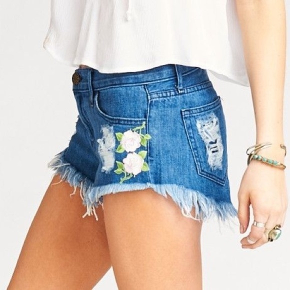 💕SHOW ME YOUR MUMU💕 Embroidered Cut Off Shorts - Picture 1 of 8